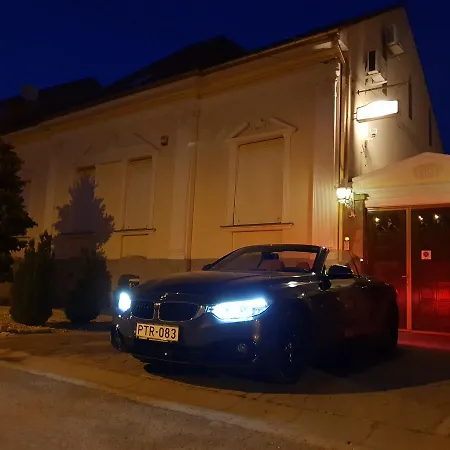 Adam Apartmanhaz *